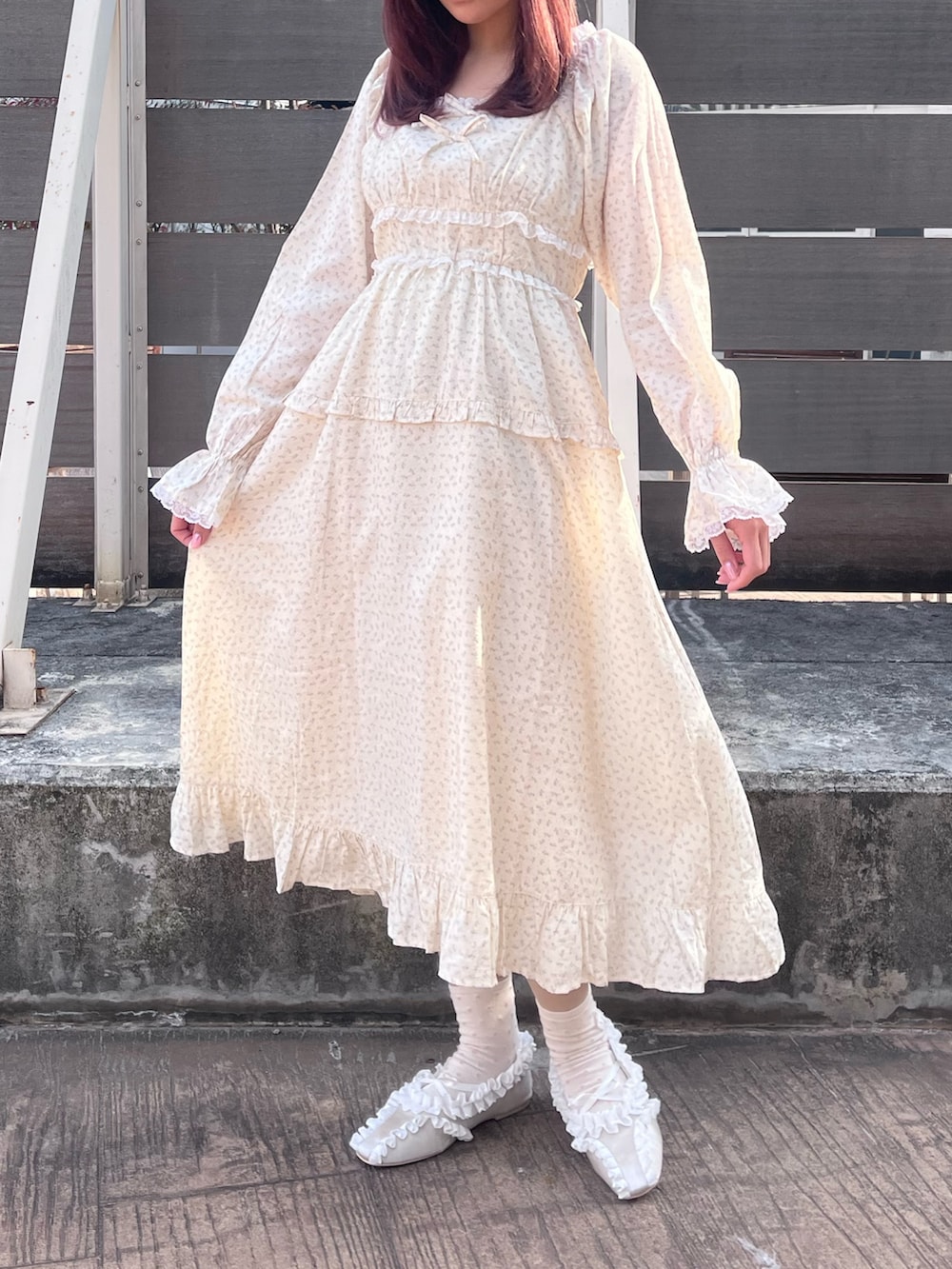 ベージュ系のワンピース、ホワイト系のバレエシューズを着用したレディースの冬コーディネートの2枚目の写真