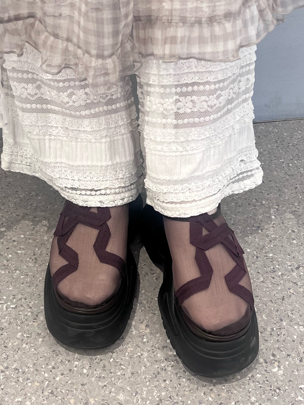 ピンク系のブルゾン、グレー系のワンピース、ホワイト系のその他パンツを着用したレディースの春コーディネートの10枚目の写真