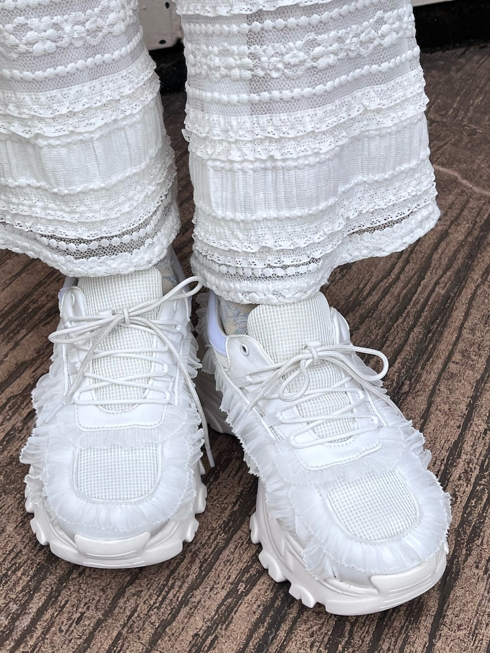 ピンク系のワンピース、ホワイト系のその他パンツ、ホワイト系のスニーカーを着用したレディースの春コーディネートの9枚目の写真