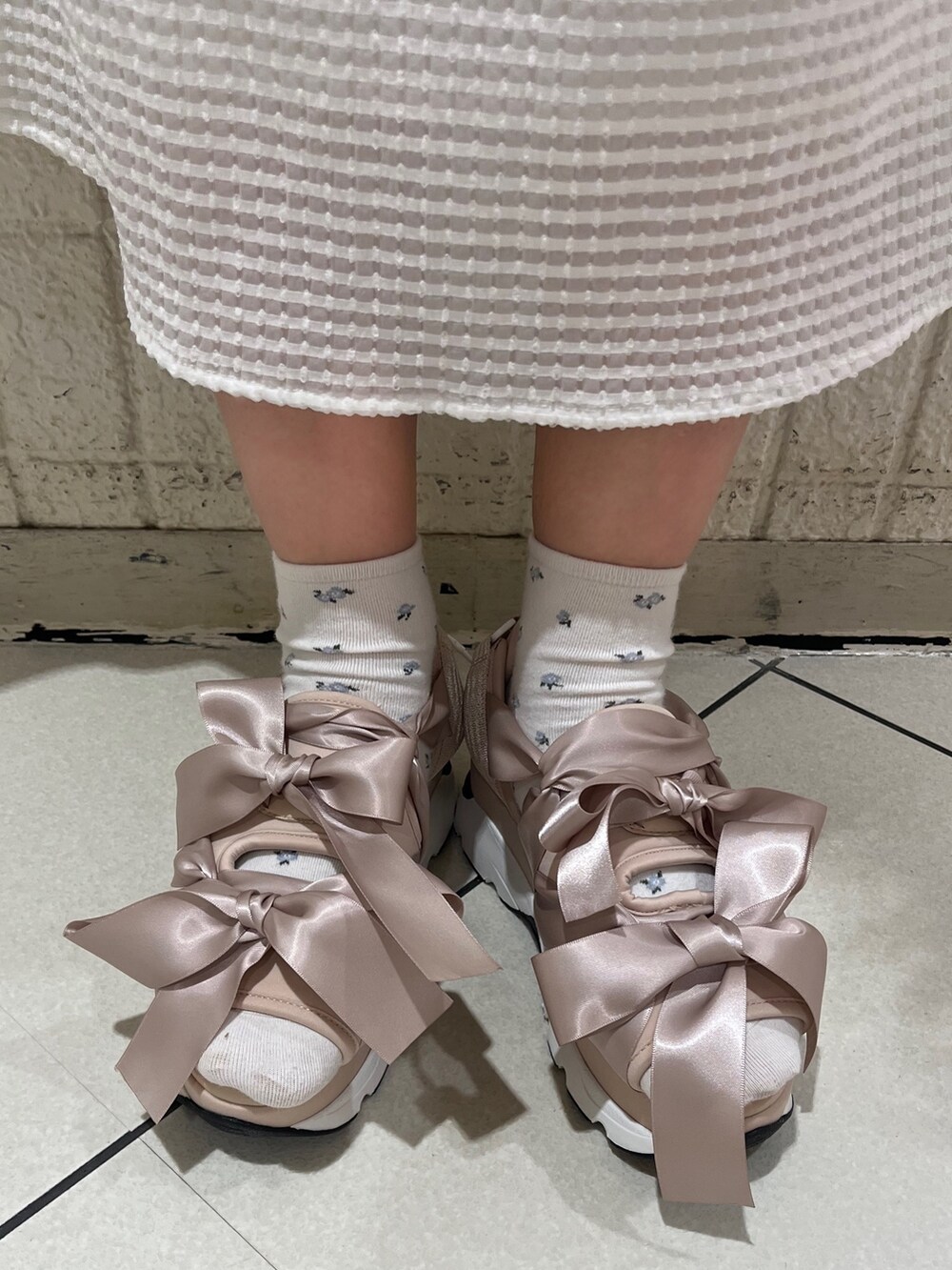 ブラック系のシャツ/ブラウス、ホワイト系のワンピース、ピンク系のサンダルを着用したレディースの夏コーディネートの5枚目の写真