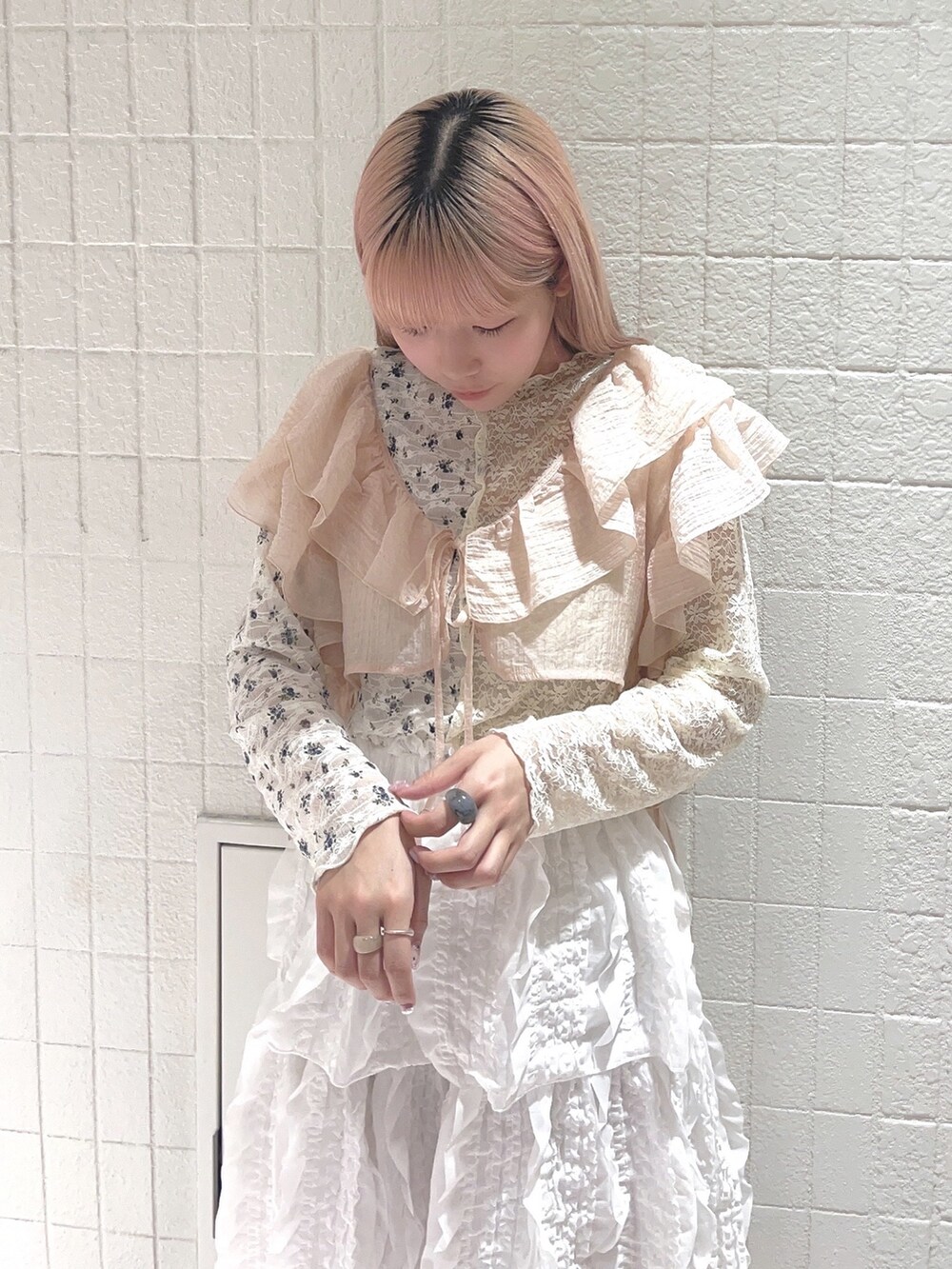 ホワイト系のTシャツ/カットソー、ピンク系のTシャツ/カットソー、ホワイト系のスカートを着用したレディースの夏コーディネートの2枚目の写真