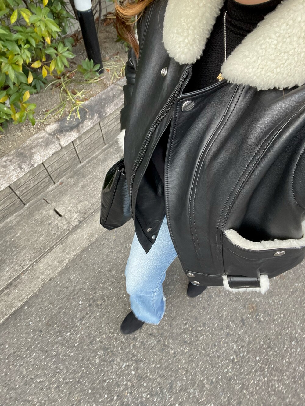 「冬コーデ、冬アウター、オトナカワイイ、moussy、moussydenim、moussy デニム、ブラックコーデ、デニムコーデ、フレンチガーリー、韓国ファッション、韓国コーデ、韓国好きな人と繋がりたい、韓国スタイル」｜「COACHのCoach - ムートン ジップアップコート - women - レザー/Lamb Fur - 2（その他アウター、ブラック系）」を使った、myuuchangさん（レディース・162cm）の冬コーディネートの2枚目の写真