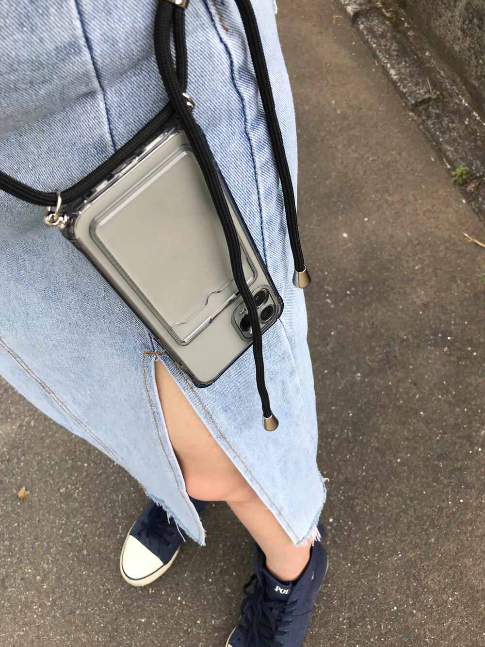 グレー系のその他小物を着用したレディースの冬コーディネートの2枚目の写真