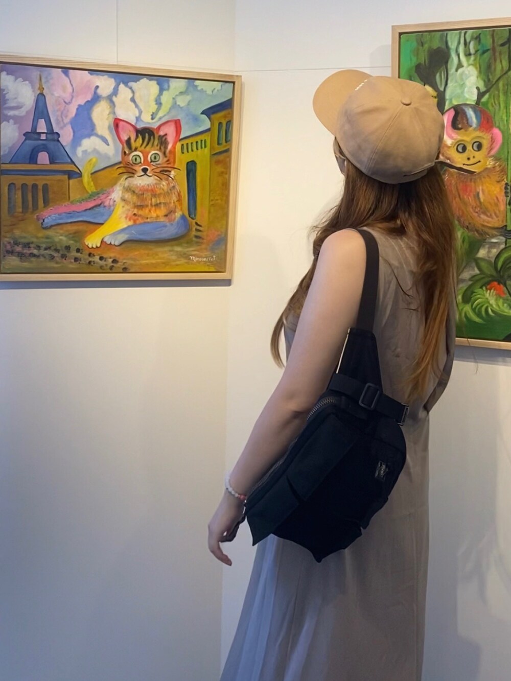 ベージュ系のワンピースを着用したレディースの冬コーディネートの3枚目の写真