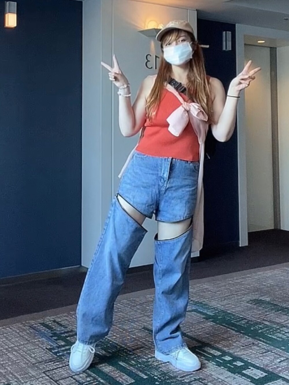 ブルー系のデニムパンツを着用したレディースの冬コーディネートの2枚目の写真