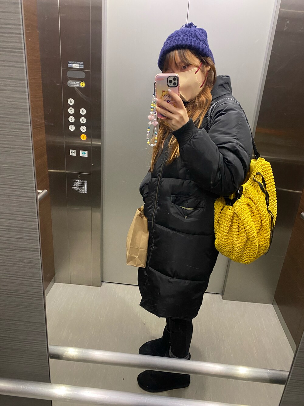 ブラック系のダウンジャケット/コートを着用したレディースの冬コーディネートの2枚目の写真