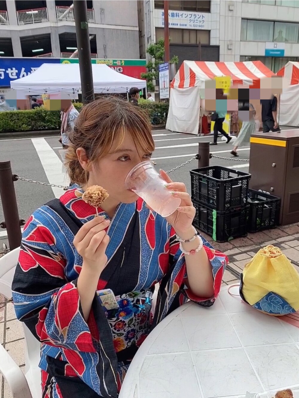 イエロー系のかごバッグを着用したレディースの冬コーディネートの2枚目の写真