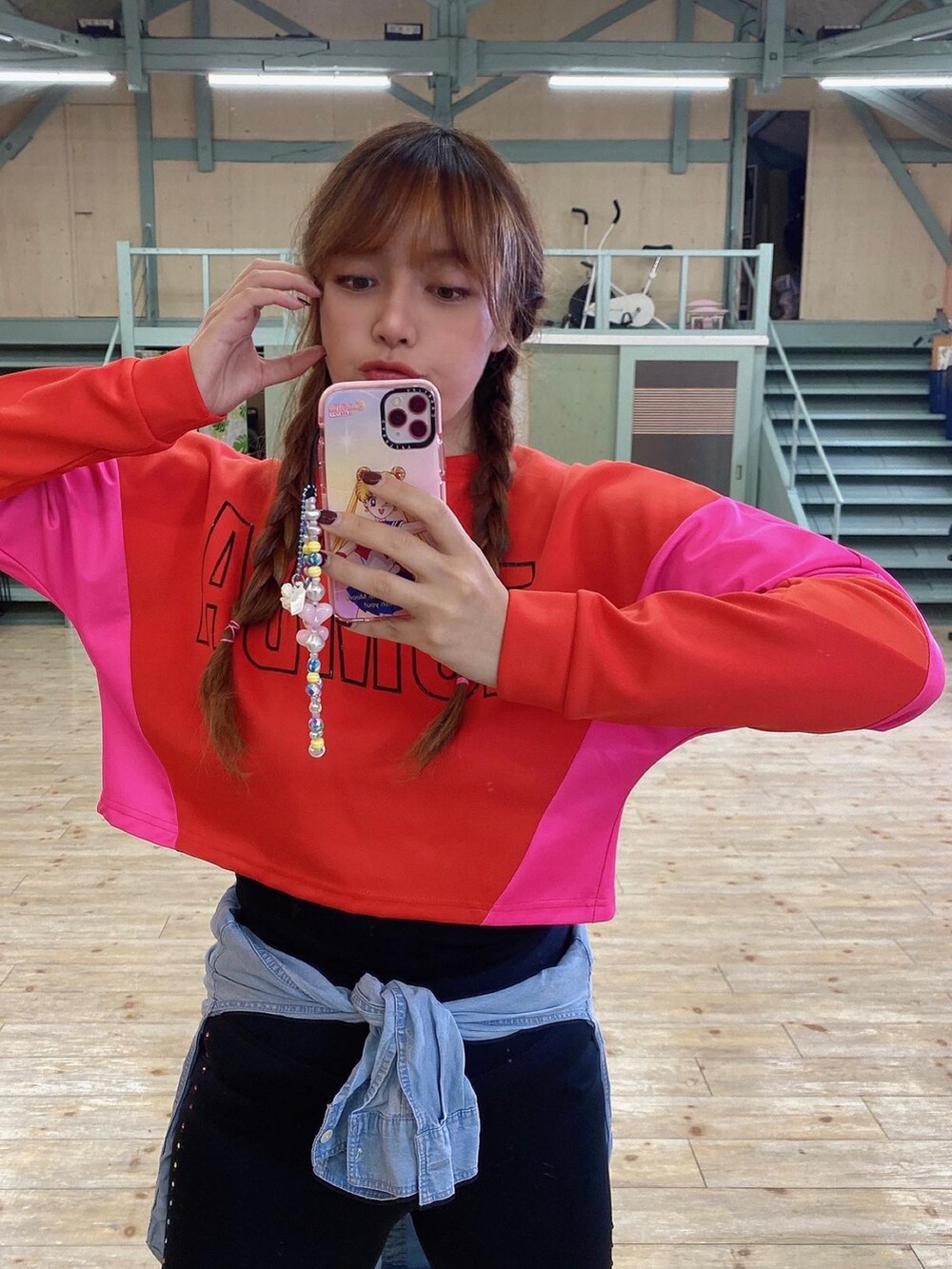 レッド系のその他トップスを着用したレディースの冬コーディネートの2枚目の写真