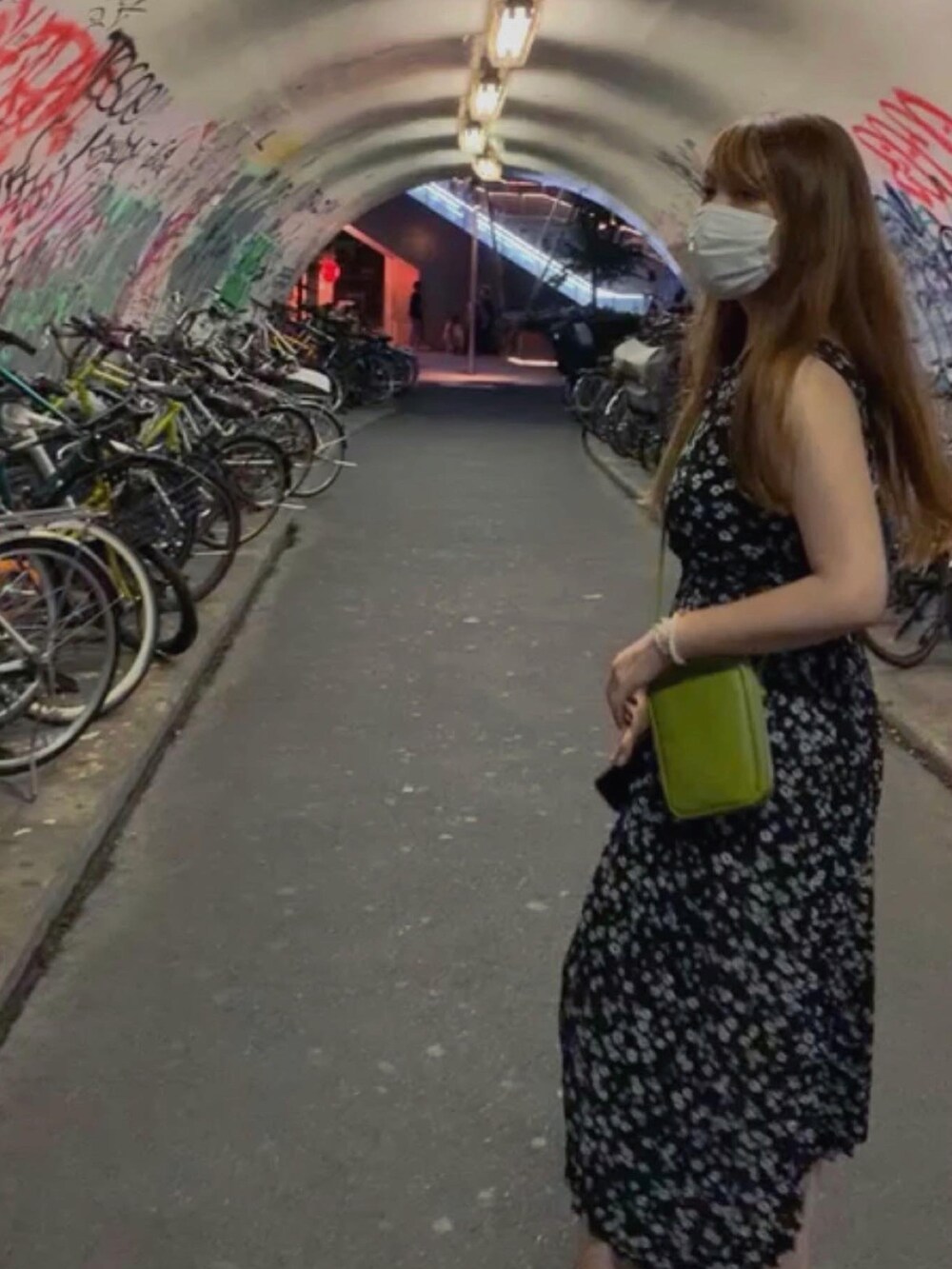 グリーン系のショルダーバッグを着用したレディースの冬コーディネートの2枚目の写真