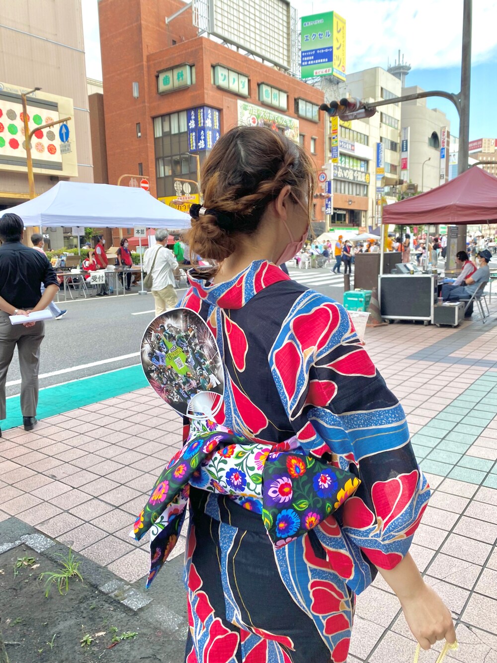 イエロー系のかごバッグを着用したレディースの冬コーディネートの3枚目の写真