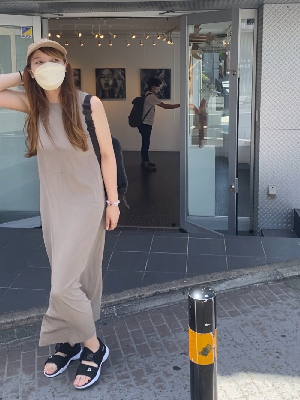 ベージュ系のワンピースを着用したレディースの冬コーディネートの2枚目の写真