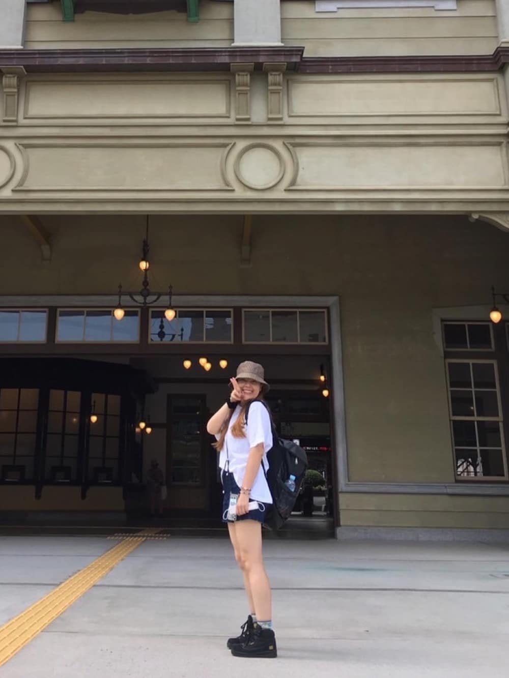 ブラウン系のハットを着用したレディースの冬コーディネートの2枚目の写真