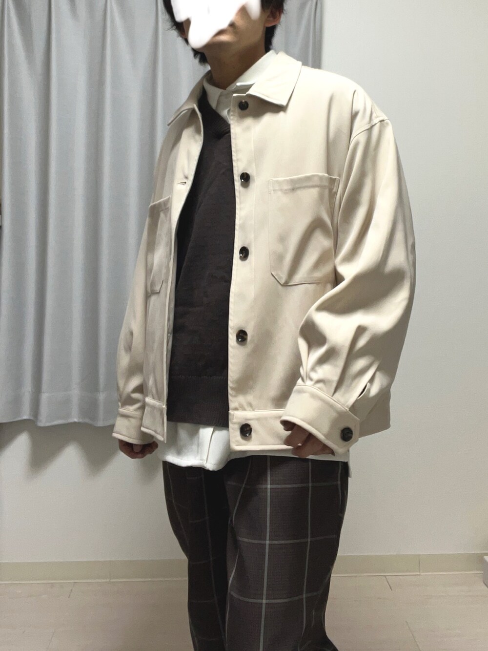 ホワイト系のブルゾン、ブラウン系のニット/セーター、ホワイト系のシャツ/ブラウスを着用したメンズの冬コーディネートの2枚目の写真