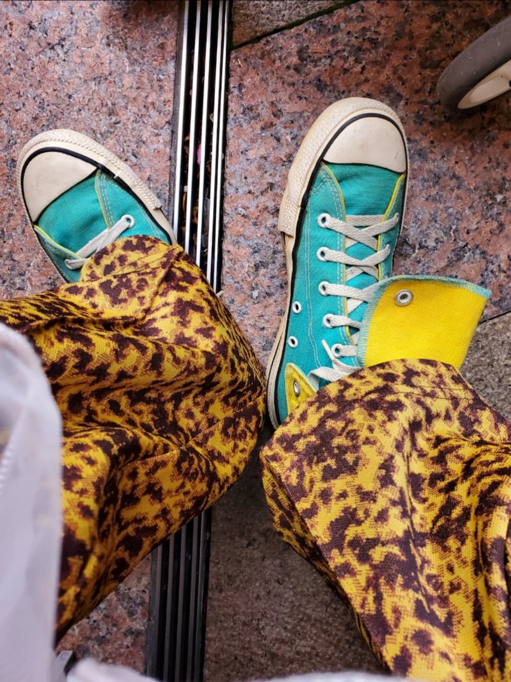 ホワイト系のシャツ/ブラウス、ホワイト系のスカート、ピンク系のショルダーバッグを着用したレディースの春コーディネートの4枚目の写真