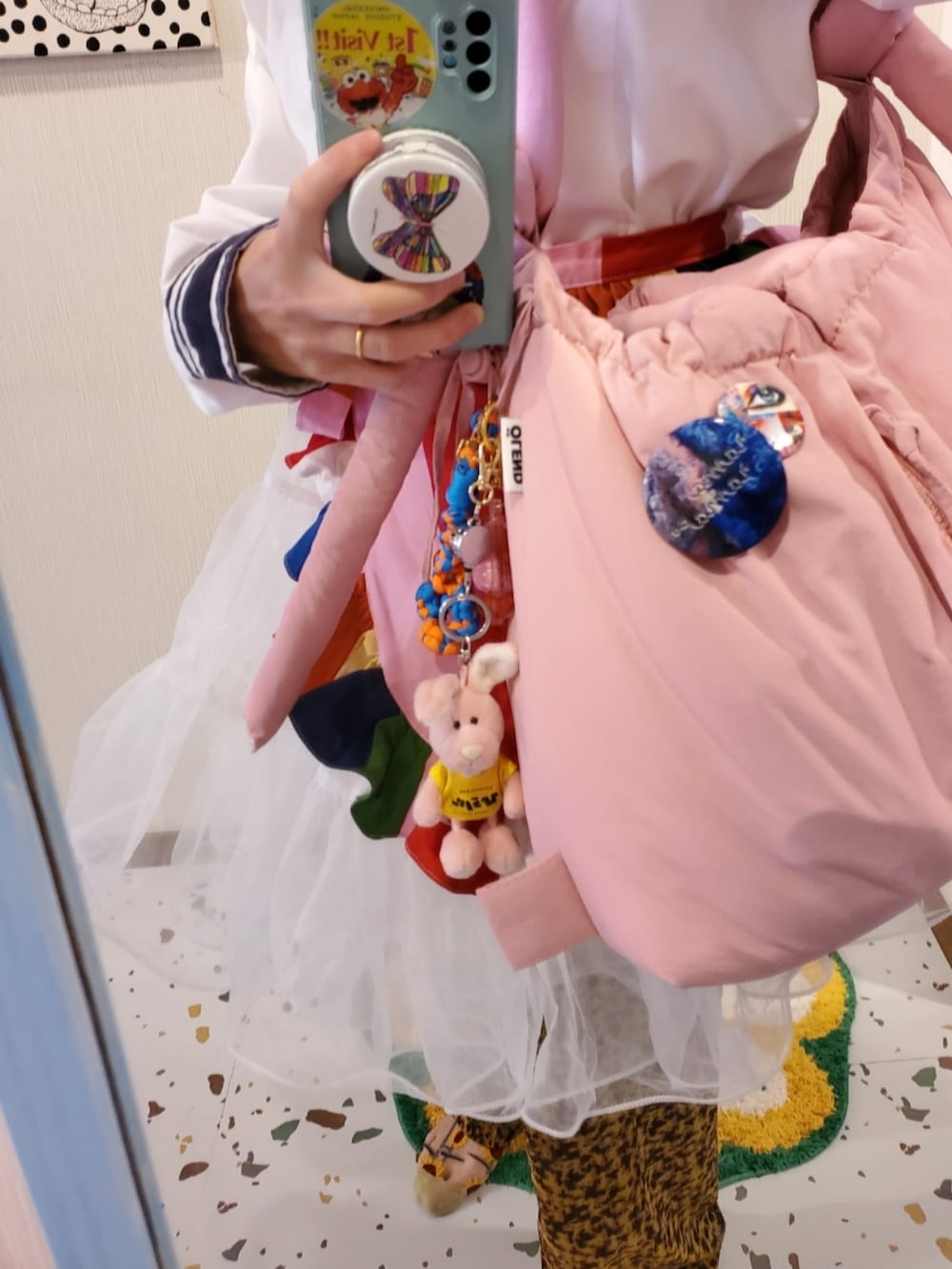 ホワイト系のシャツ/ブラウス、ホワイト系のスカート、ピンク系のショルダーバッグを着用したレディースの春コーディネートの2枚目の写真