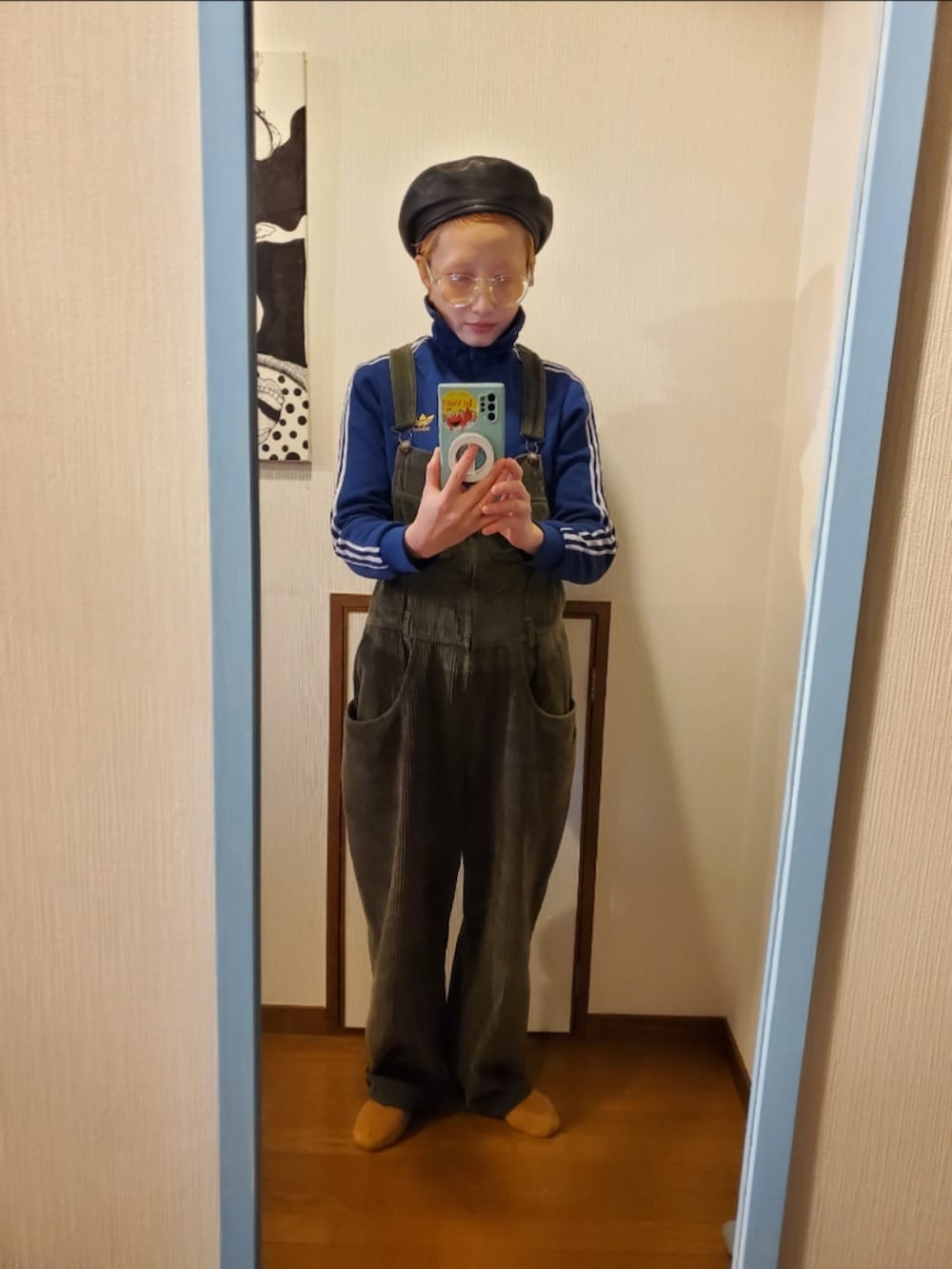 「ジャージ、古着MIX、春コーデ、シンプルコーデ、adidas、ダークトーンコーデ、メガネ女子」｜「adidasのアイテム（ジャージ、ブルー系）」を使った、ramarama10242016さん（骨格ストレート・レディース・160cm）の春コーディネートの2枚目の写真