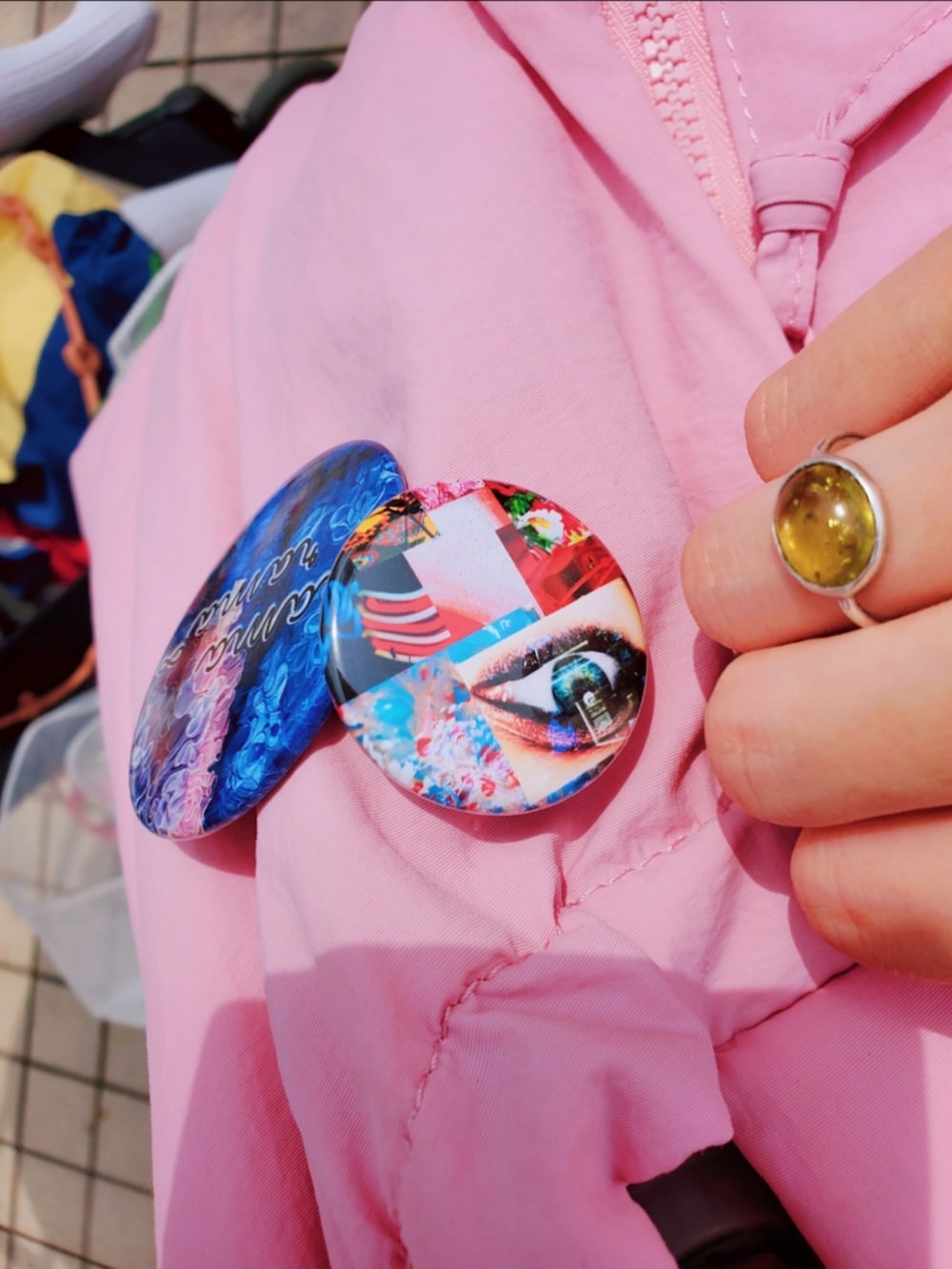 ホワイト系のシャツ/ブラウス、ホワイト系のスカート、ピンク系のショルダーバッグを着用したレディースの春コーディネートの5枚目の写真