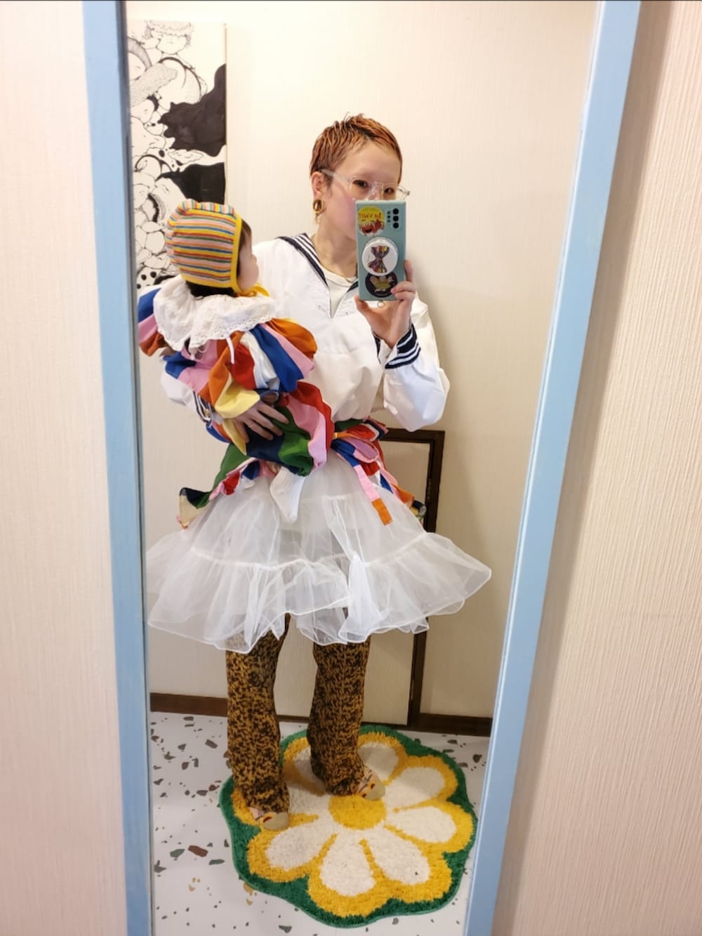 ホワイト系のシャツ/ブラウス、ホワイト系のスカート、ピンク系のショルダーバッグを着用したレディースの春コーディネートの3枚目の写真