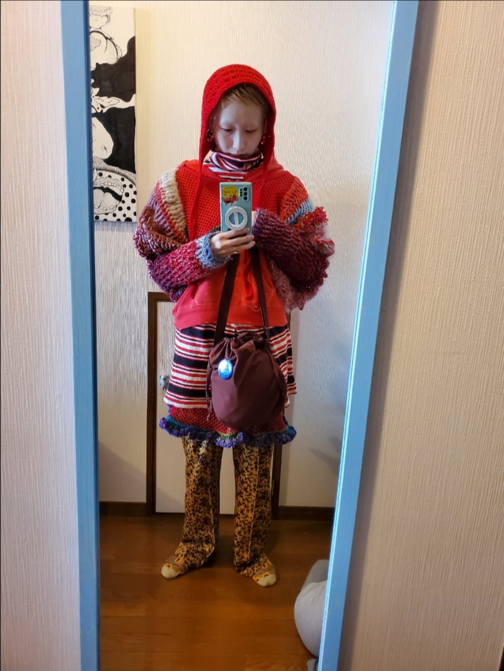 レッド系のニット/セーター、レッド系のパーカー、その他のTシャツ/カットソーを着用したレディースの冬コーディネートの2枚目の写真