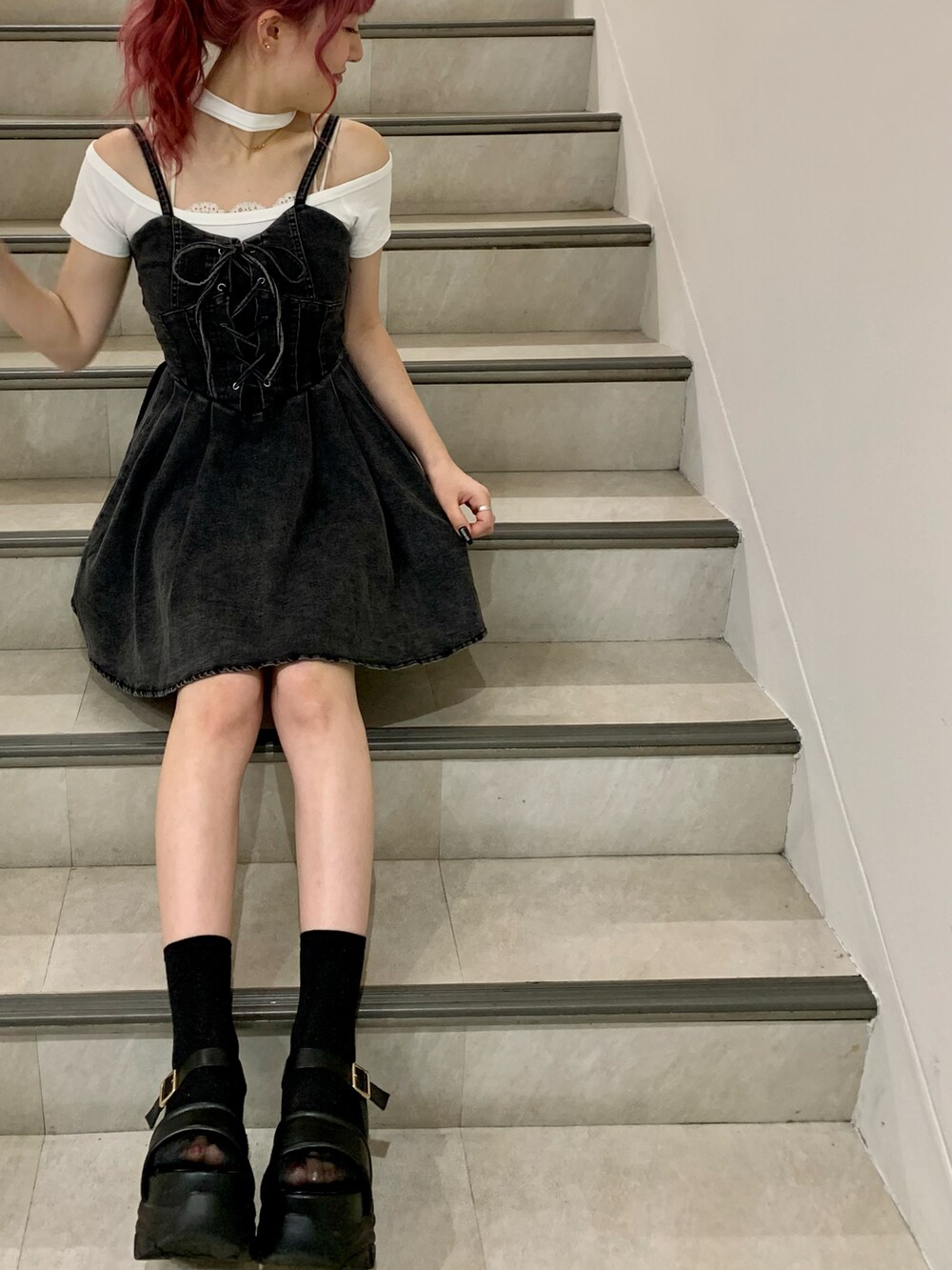 ブラック系のワンピース、ホワイト系のTシャツ/カットソーを着用したレディースの夏コーディネートの2枚目の写真