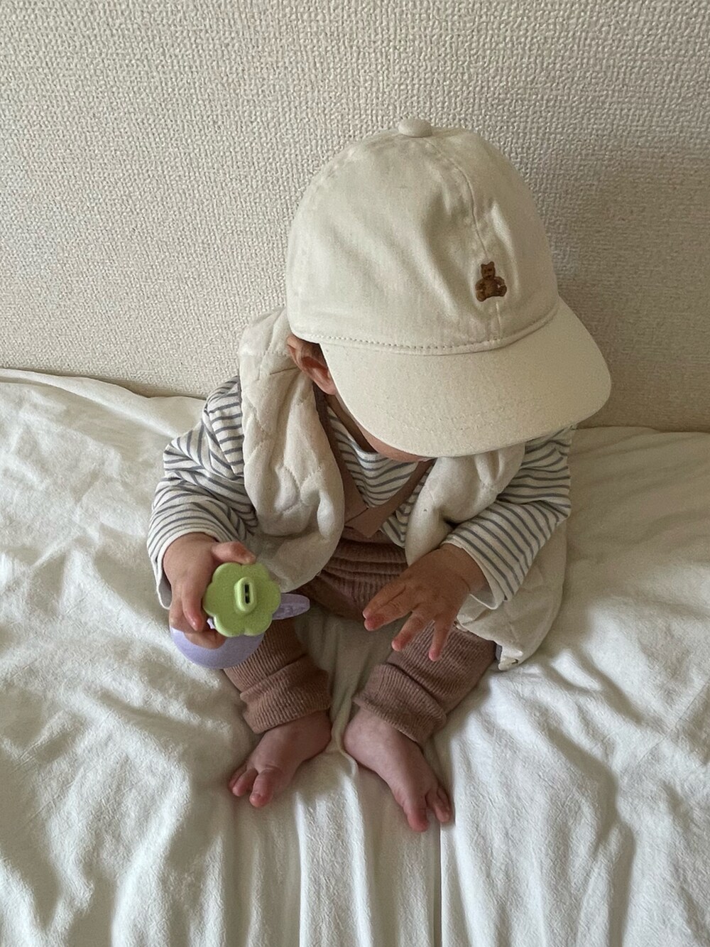 「春服デビュー宣言、淡色コーデ、パステル映える春、春服みてみて、パステルカラー、ボーダー、ベビーコーデ、ストリート、春コーデ、カジュアルコーデ、休日スタイル、プチプラ、むすこーで、いいね、save、フォローお願いします🤑、しんの服」｜「GAPのアイテム（キャップ、ホワイト系）」を使った、shinさん（キッズ・70cm）の春コーディネートの2枚目の写真