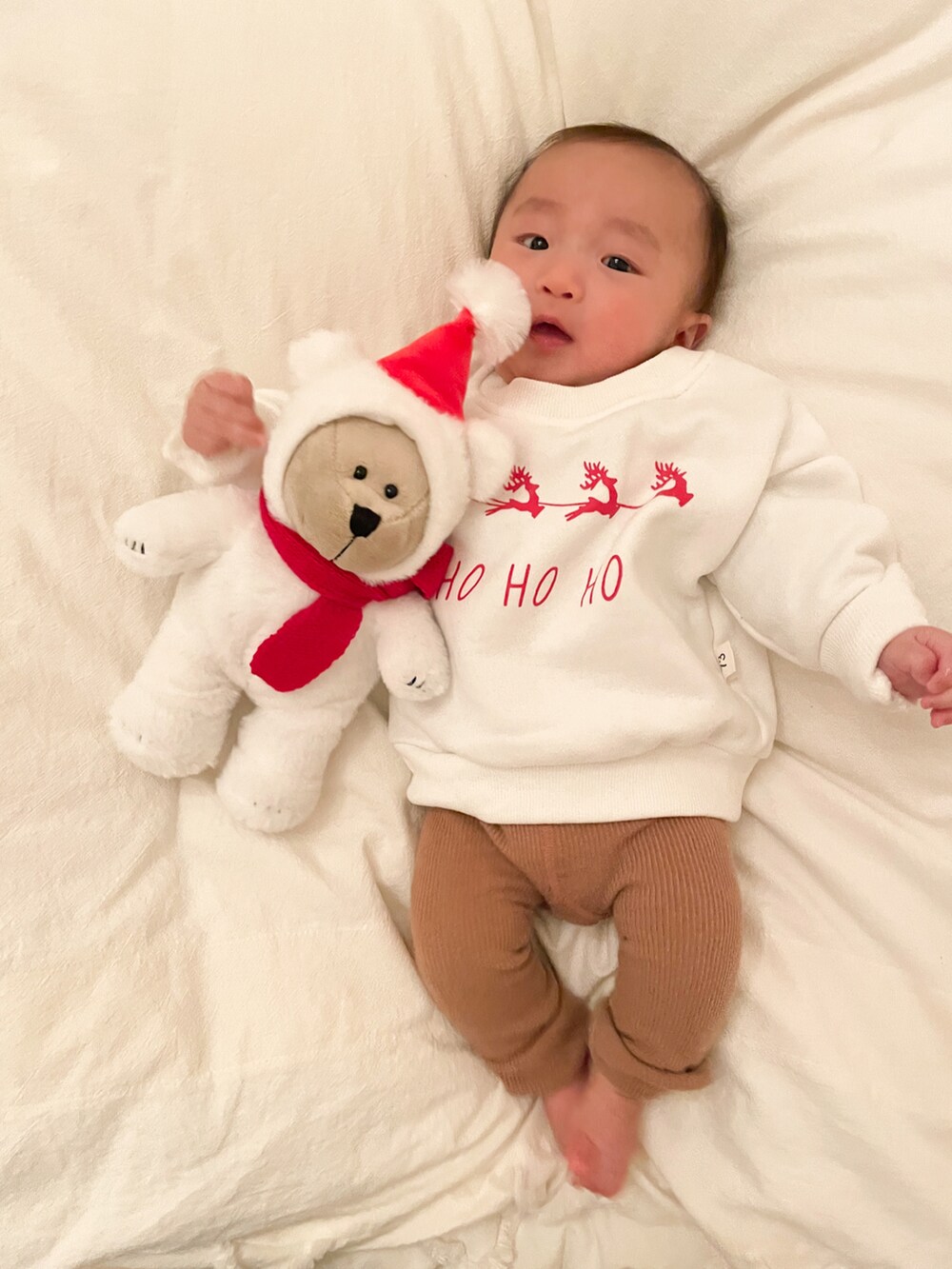 「冬コーデ、クリスマスに着たい服、プチプラ、あったかコーデ、赤、レギンス、レイヤードスタイル、休日スタイル、韓国子供服、ロゴスウェット、カジュアルコーデ、むすこーで、マイベストコーデ2022、いいね、save、フォローお願いします🤑、ベビーファッション」｜「BAKERのアイテム（ママ＆ベビー、ホワイト系）」を使った、shinさん（キッズ・60cm）の冬コーディネートの2枚目の写真