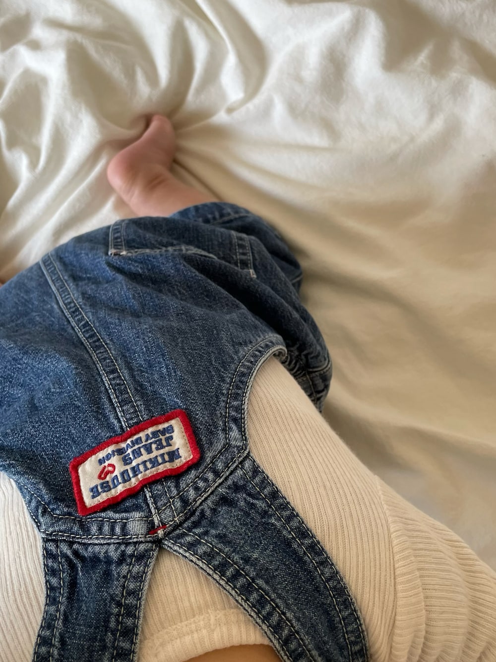 「サロペット、春コーデ、休日スタイル、ビッグシルエット、春服みてみて、カジュアルコーデ、オーバーオール、デニムサロペット、キャップ、デニム、むすこーで、ベビーコーデ、ベビーファッション、韓国子供服、いいね、save、フォローお願いします🤑」｜「GAPのアイテム（キャップ、ホワイト系）」を使った、shinさん（キッズ・70cm）の春コーディネートの2枚目の写真
