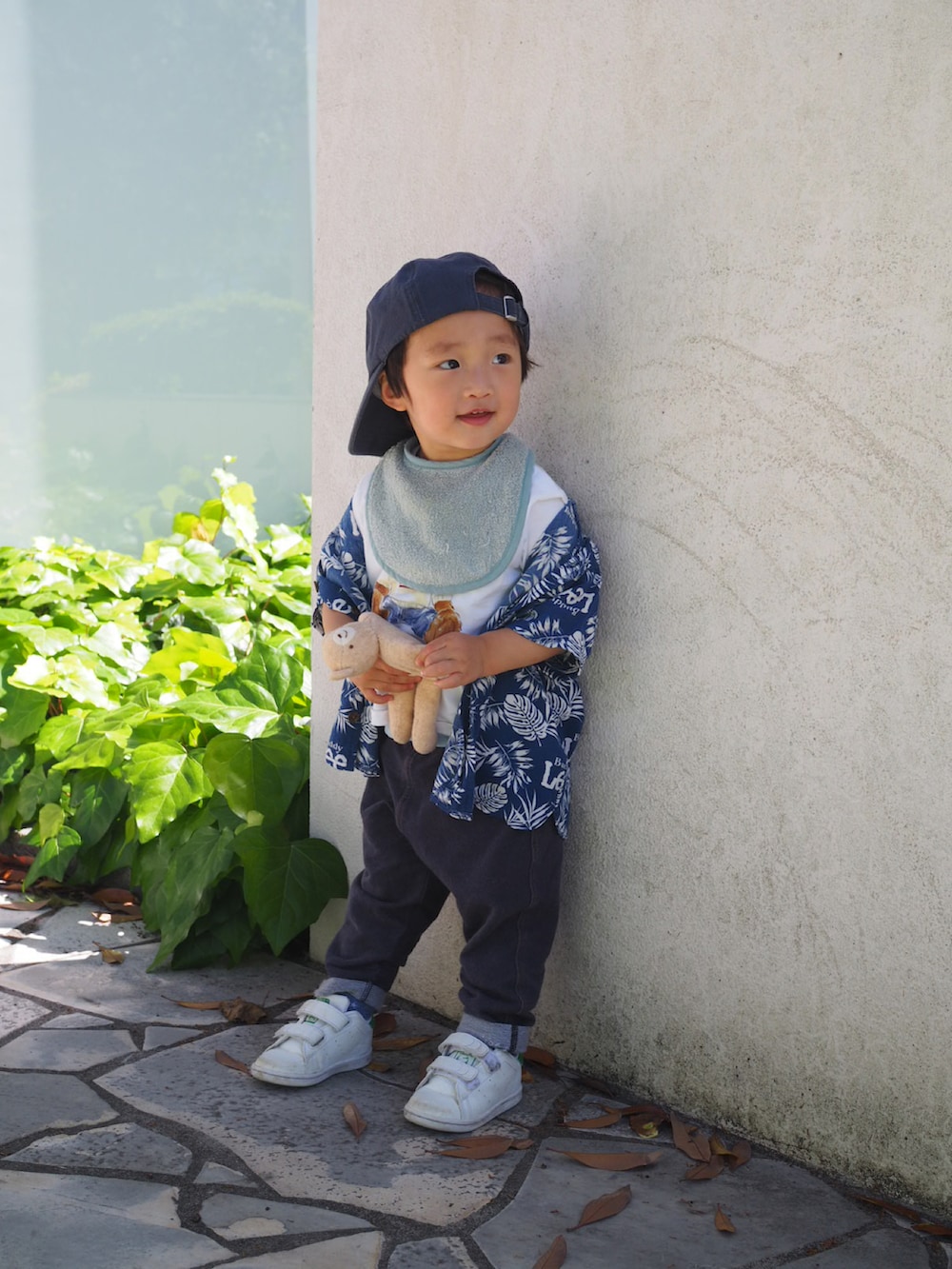 「夏コーデ、夏だ！Tシャツ着よう！、柄シャツ、アロハシャツ、プリントT、レイヤードスタイル、キッズファッション、むすこーで、休日スタイル、夏ファッション、adidas、stan smith」｜「Leeのアイテム（シャツ/ブラウス、ブルー系）」を使った、shinさん（キッズ・80cm）の夏コーディネートの2枚目の写真