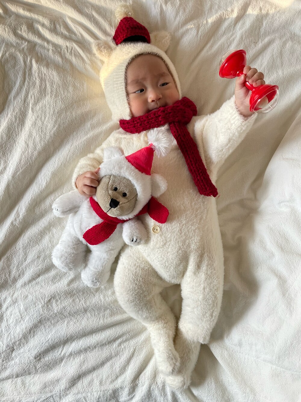 「クリスマスに着たい服、キッズファッション、ホワイトコーデ、男の子コーデ、ベビーファッション、おとこのこーで、むすこーで、ベビーコーデ、休日コーデ、男の子、韓国子供服、クリスマス、マフラーぐるぐる、マイベストコーデ2022、いいね、save、フォローお願いします🤑」｜「韓国子供服のアイテム（ママ＆ベビー、ホワイト系）」を使った、shinさん（キッズ・70cm）の冬コーディネートの3枚目の写真