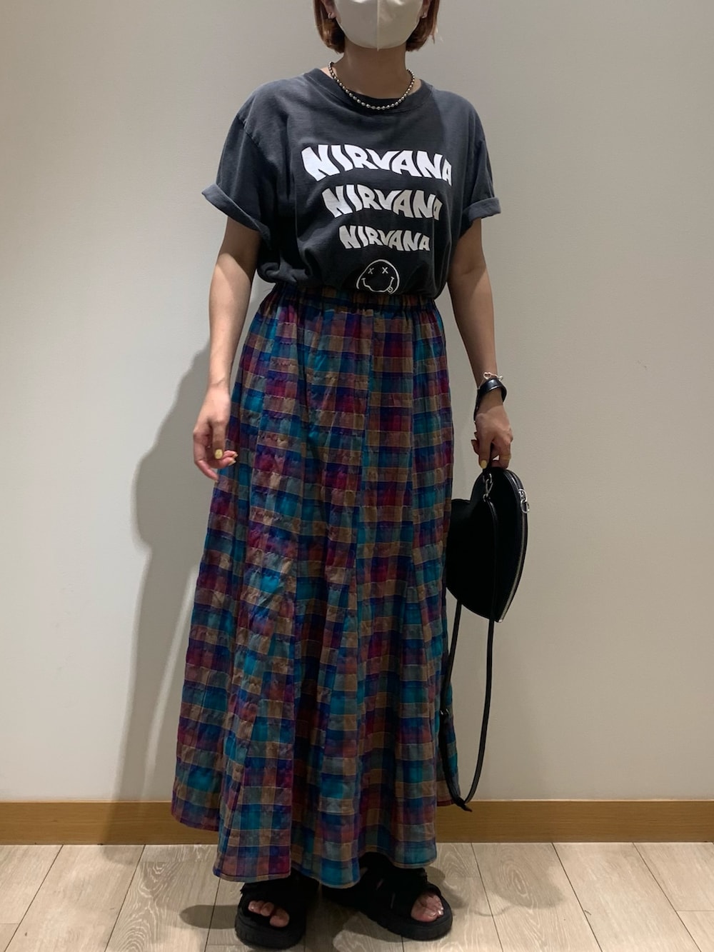 「チェックスカート、フレアスカート、スカートコーデ、夏スカート、夏服、バンドTシャツ、バンドT、カジュアルガーリー、大人カジュアル」｜「GOOD ROCK SPEEDの【GOOD ROCK SPEED/グッドロックスピード】BAND T（Tシャツ/カットソー、グレー系）」を使った、そらさん（レディース・160cm）の夏コーディネートの2枚目の写真