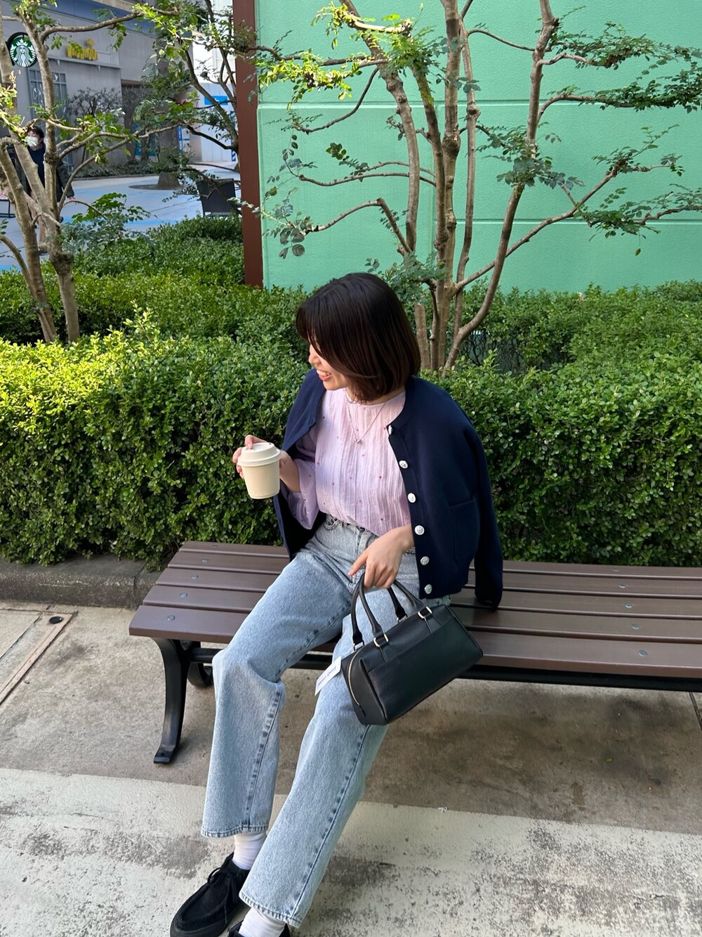 パープル系のシャツ/ブラウス、ブルー系のカーディガン/ボレロ、ブラック系のボストンバッグを着用したレディースの春コーディネートの5枚目の写真