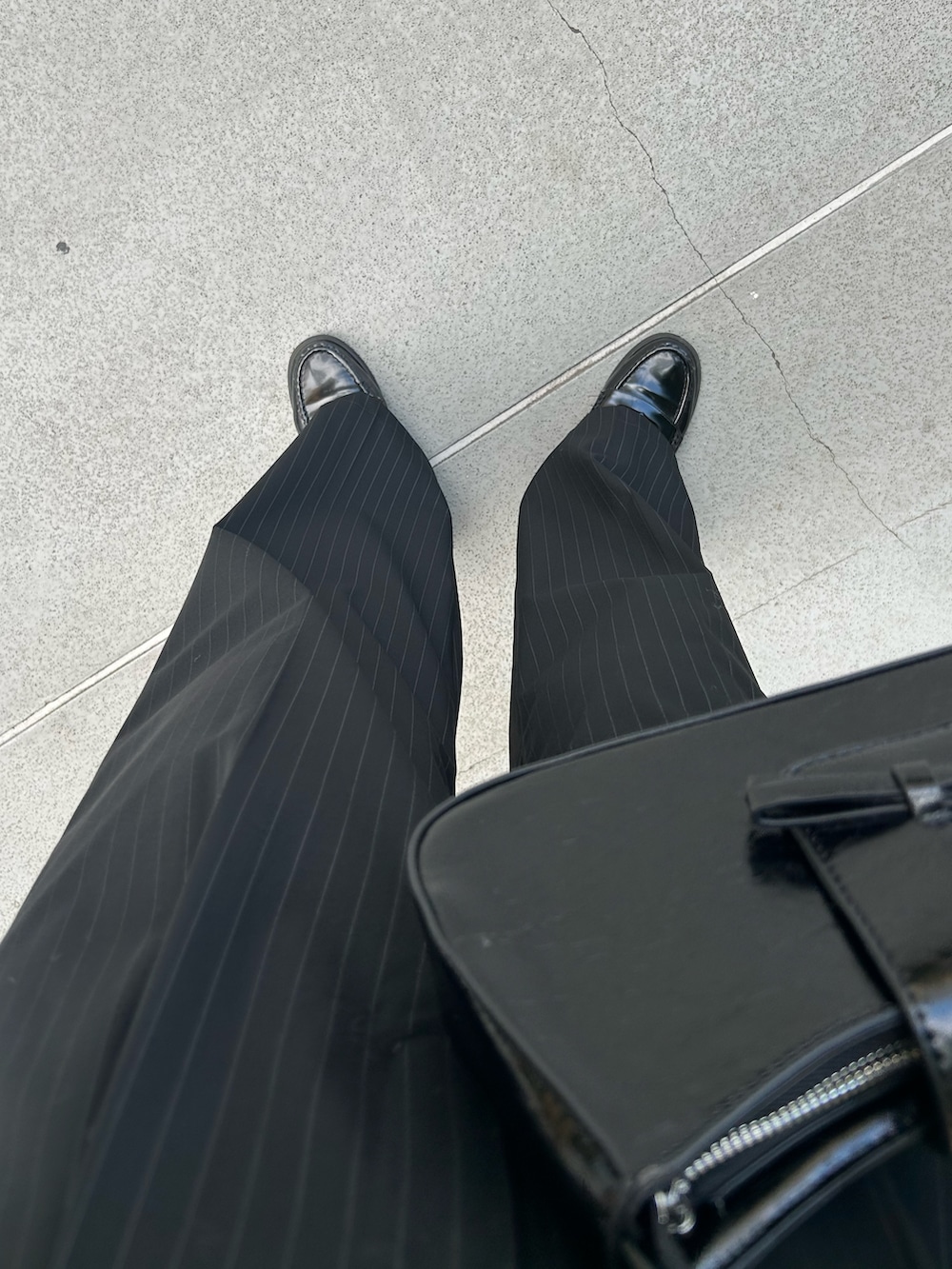 ブルー系のスラックス、ホワイト系のニット/セーター、ホワイト系のTシャツ/カットソーを着用したレディースの秋コーディネートの7枚目の写真