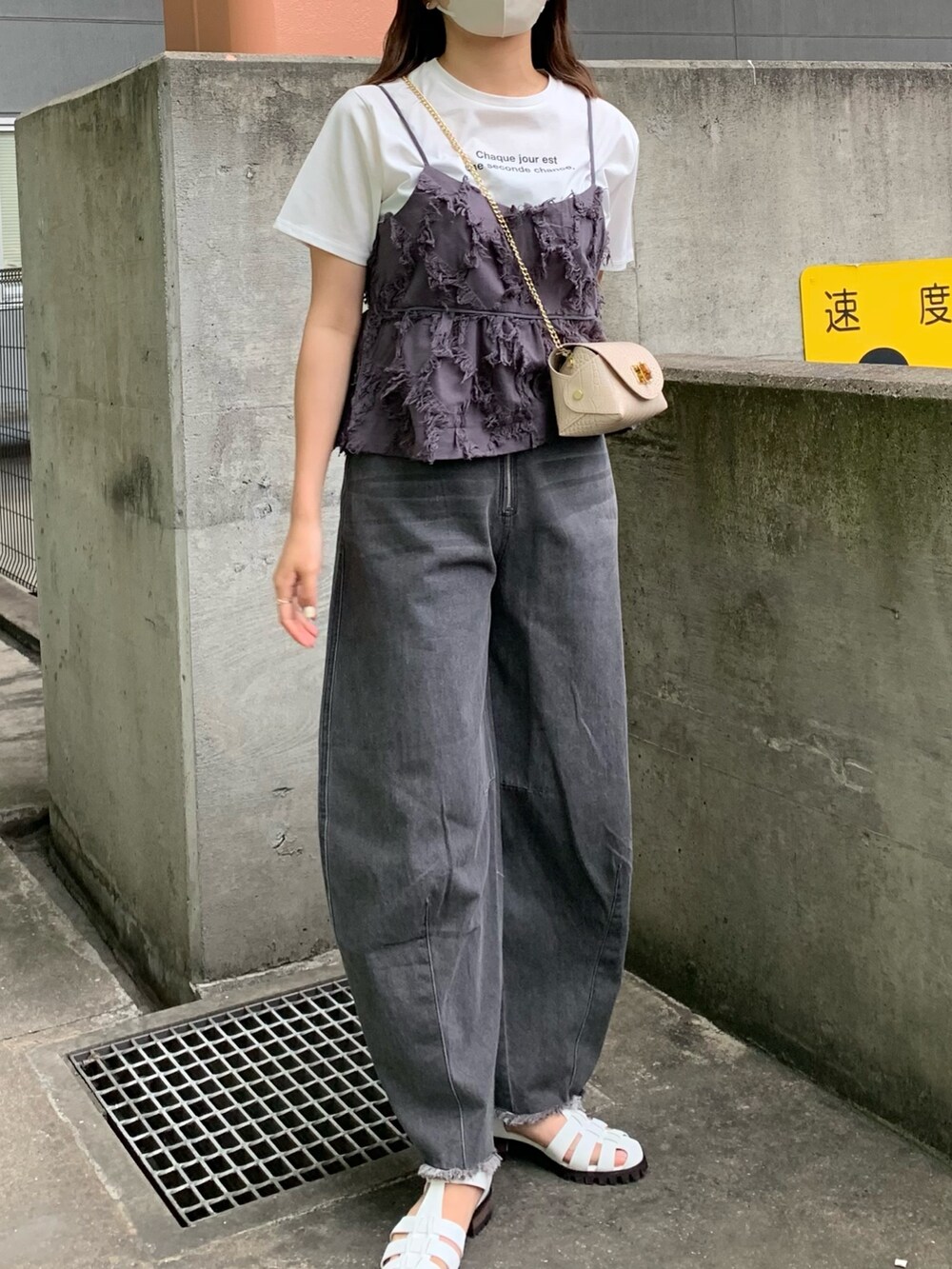 グレー系のシャツ/ブラウス、ブラック系のデニムパンツ、ホワイト系のサンダルを着用したレディースの春コーディネートの2枚目の写真