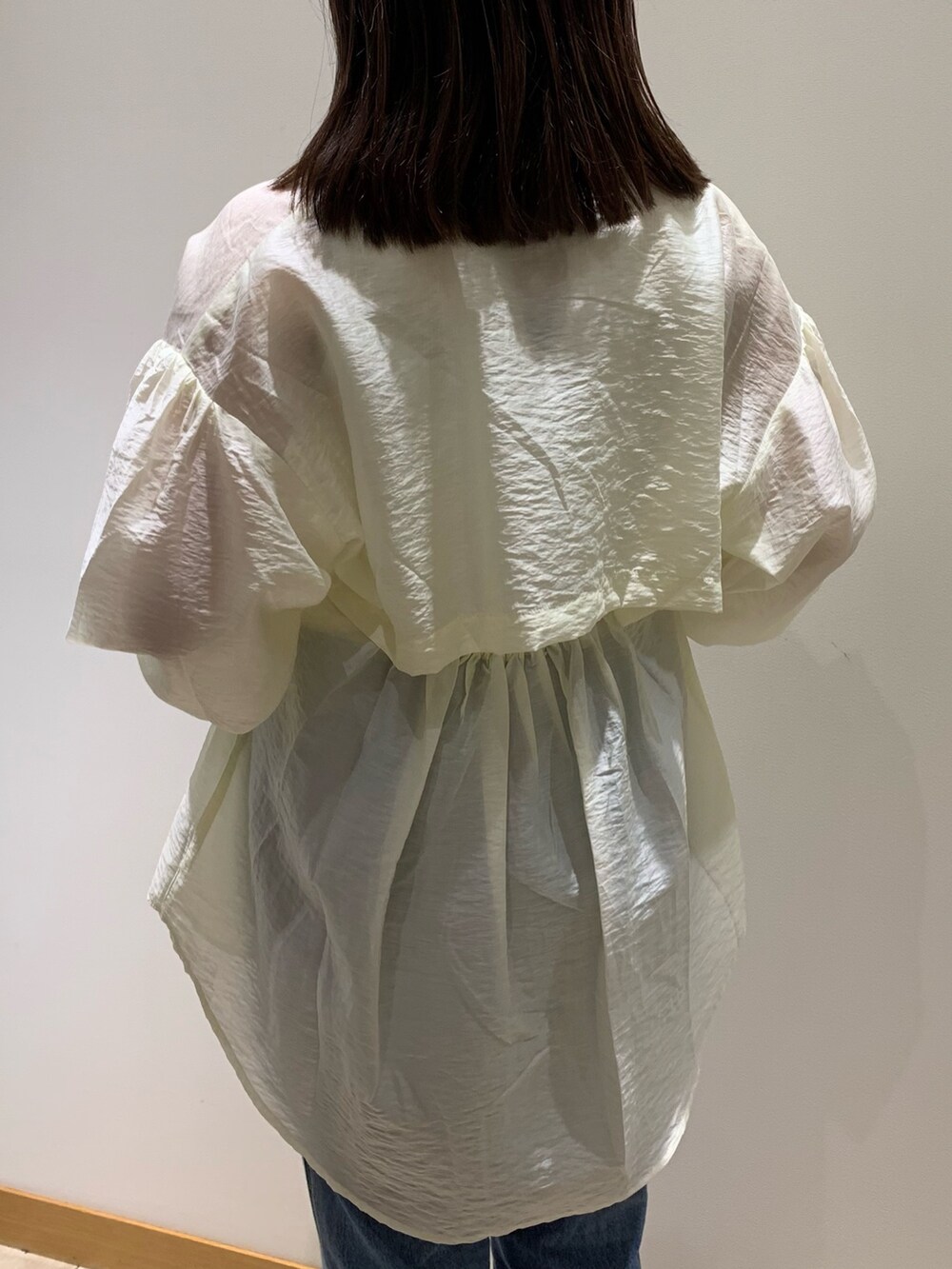 ホワイト系のシャツ/ブラウス、ブラック系のトートバッグ、ホワイト系のサンダルを着用したレディースの春コーディネートの5枚目の写真
