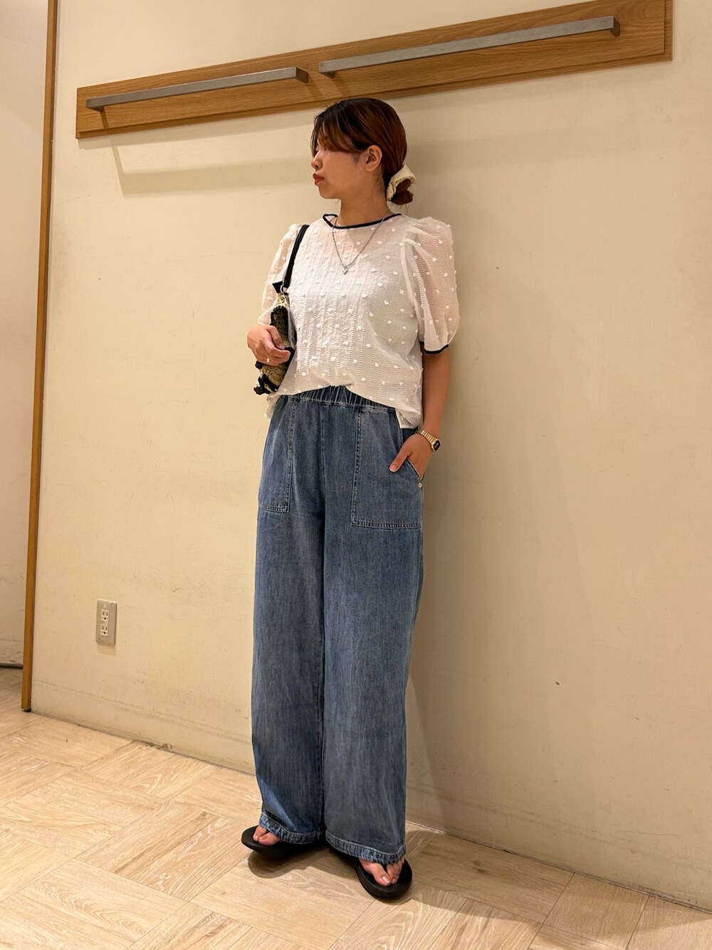 「ブラウス、ブラウス×デニム、ブラウスコーデ、ドットブラウス、デニム、パフスリーブ、シアーブラウス、タンクトップ、ペーパーバッグ、ペーパー、フリルバッグ、ドット、ドット柄」｜「OOFOSの【OOFOS/ウーフォス】OOriginal（サンダル、ブラック系）」を使った、そらさん（レディース・160cm）の夏コーディネートの3枚目の写真
