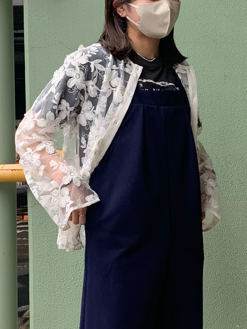 ホワイト系のシャツ/ブラウス、ブルー系のサロペット/オーバーオール、グレー系のTシャツ/カットソーを着用したレディースの春コーディネートの2枚目の写真