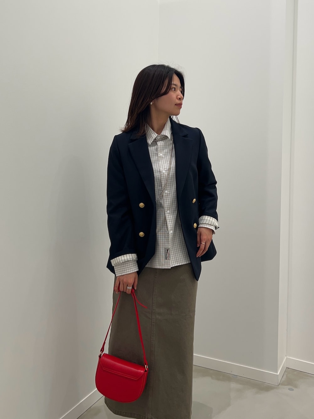 ブルー系のテーラードジャケット、ベージュ系のシャツ/ブラウス、グレー系のデニムスカートを着用したレディースの冬コーディネートの2枚目の写真