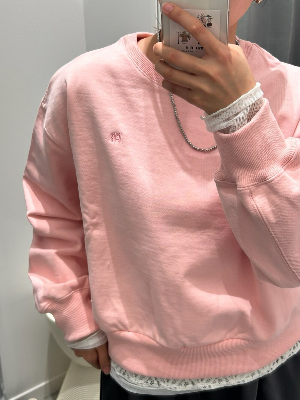 グレー系のその他パンツ、ブラウン系のショルダーバッグ、ピンク系のスウェットを着用したレディースの冬コーディネートの6枚目の写真