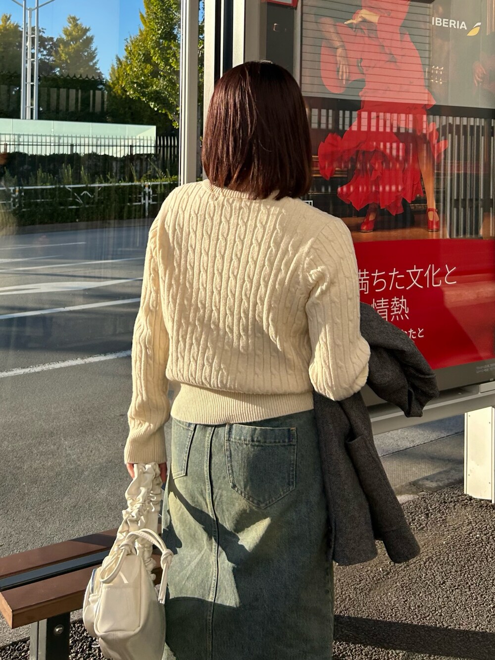 「ジャケットコーデ、ウールジャケット、オーバージャケット、ジャケットコート、冬アウター、冬コーデ、ケーブルニット、ケーブルカーディガン、白ニット、ウールニット、デニムスカート、ロングスカート、デニム、オトナ女子、シンプル」｜「fredy emueのウール混FR刺繍ケーブル柄カーディガン（ニット/セーター、ホワイト系）」を使った、そらさん（レディース・160cm）の冬コーディネートの5枚目の写真