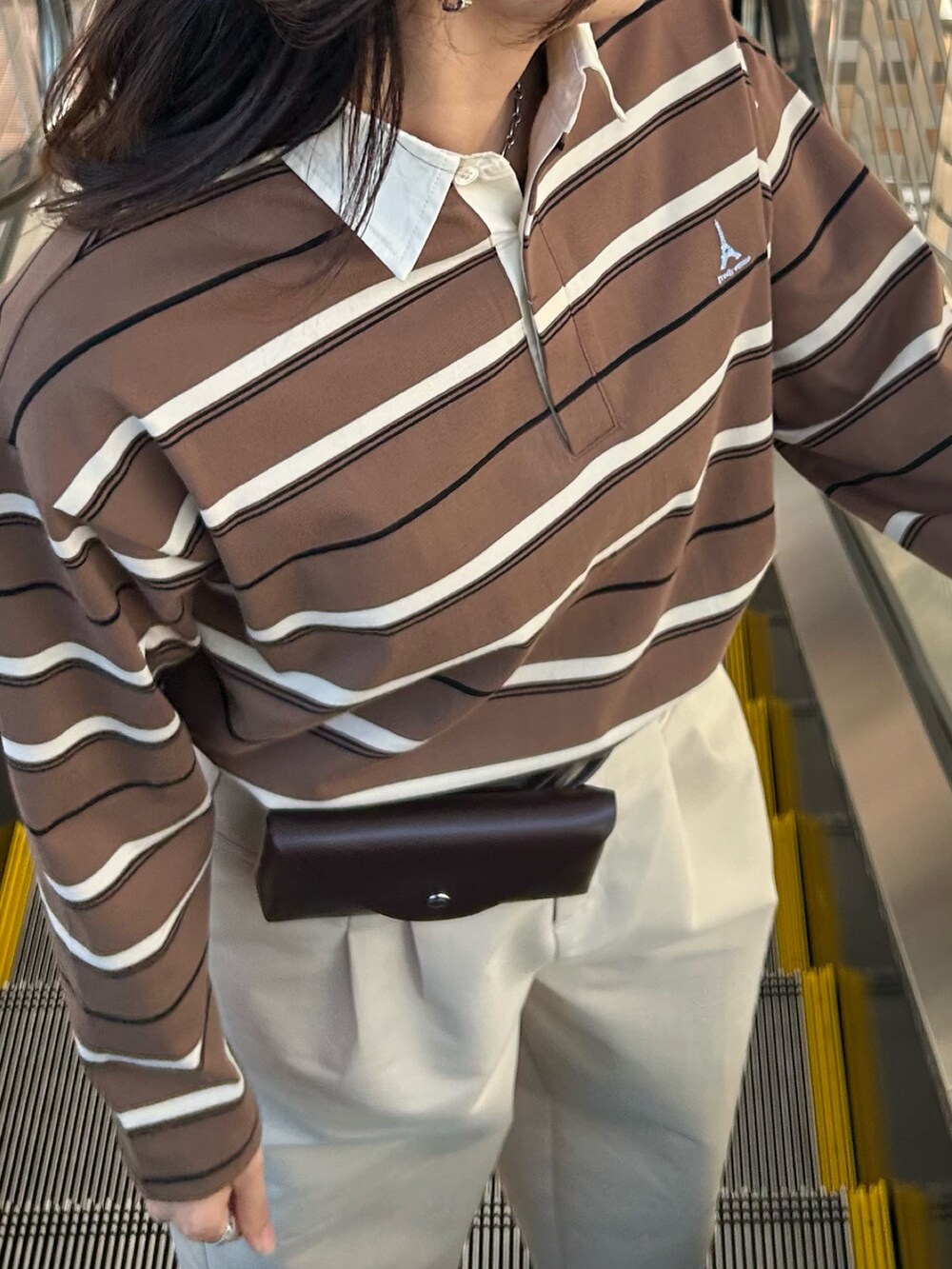 ベージュ系のチノパンツ、ブラウン系のTシャツ/カットソーを着用したレディースの冬コーディネートの4枚目の写真