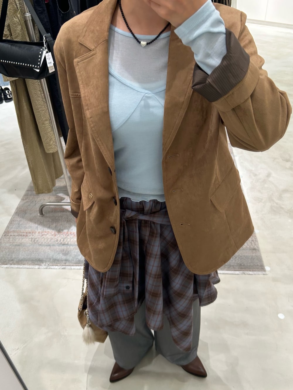 ブルー系のTシャツ/カットソー、イエロー系のテーラードジャケット、ブルー系のスカートを着用したレディースの夏コーディネートの5枚目の写真