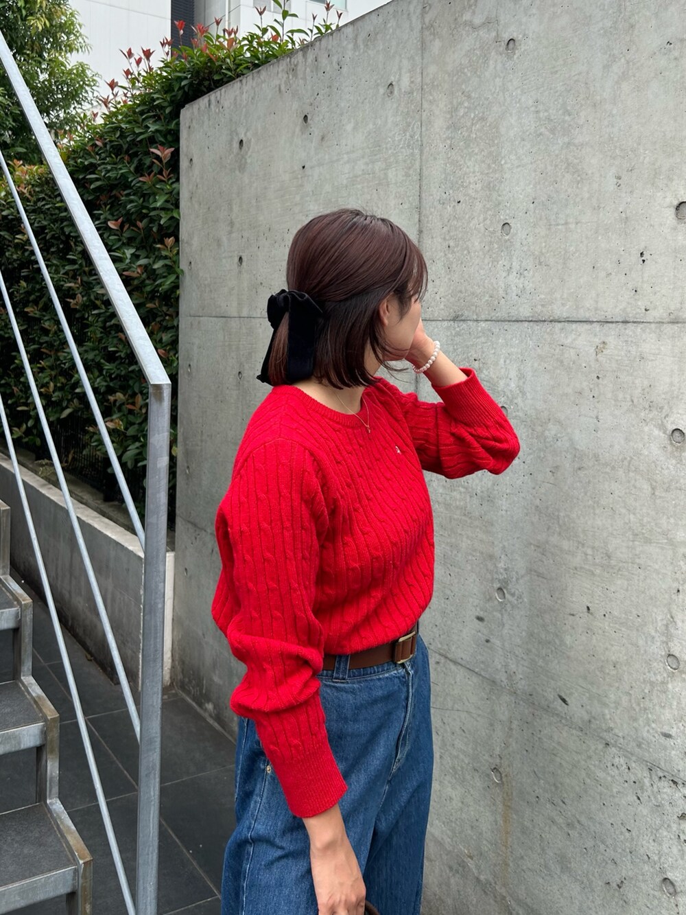 「赤ニット、ニットコーデ、ウールニット、ケーブルニット、赤コーデ、デニムパンツ、デニムコーデ、レザー、秋っぽコーデ更新中、ブラウン、秋冬、シンプルスタイル、秋カラー、ガーリー、大人カジュアル」｜「fredy emueのレザースクエアボストンバック（ハンドバッグ、ブラウン系）」を使った、そらさん（レディース・160cm）の秋コーディネートの4枚目の写真