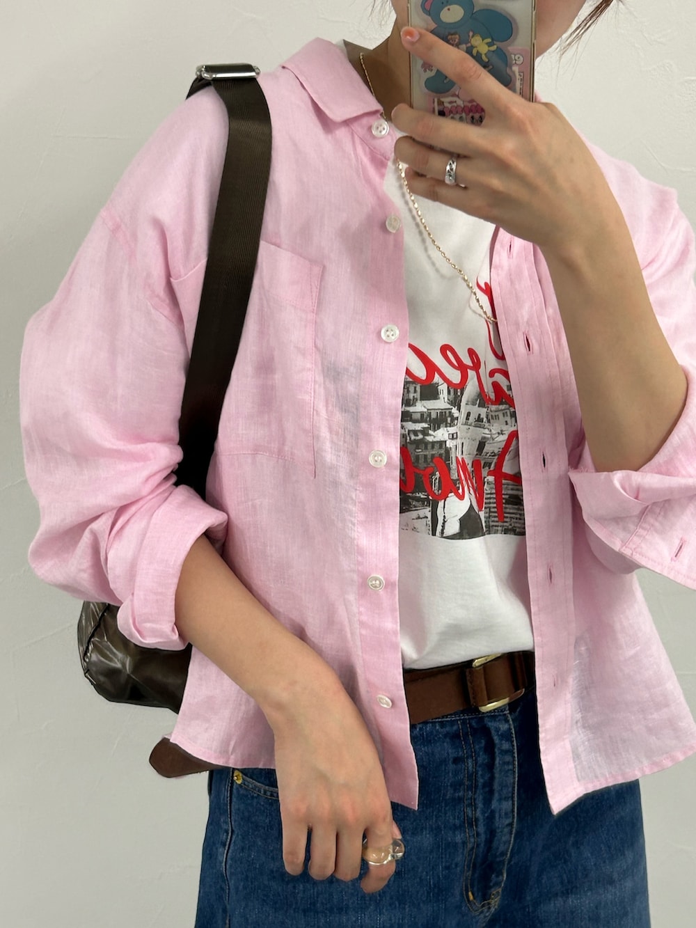 ブルー系のデニムパンツ、ホワイト系のその他シューズ、ピンク系のシャツ/ブラウスを着用したレディースの春コーディネートの6枚目の写真