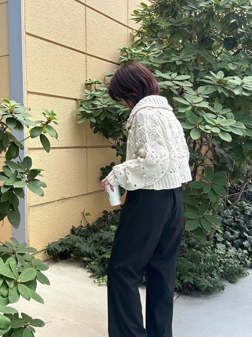 ブルー系のスラックス、ホワイト系のニット/セーター、ホワイト系のTシャツ/カットソーを着用したレディースの秋コーディネートの5枚目の写真