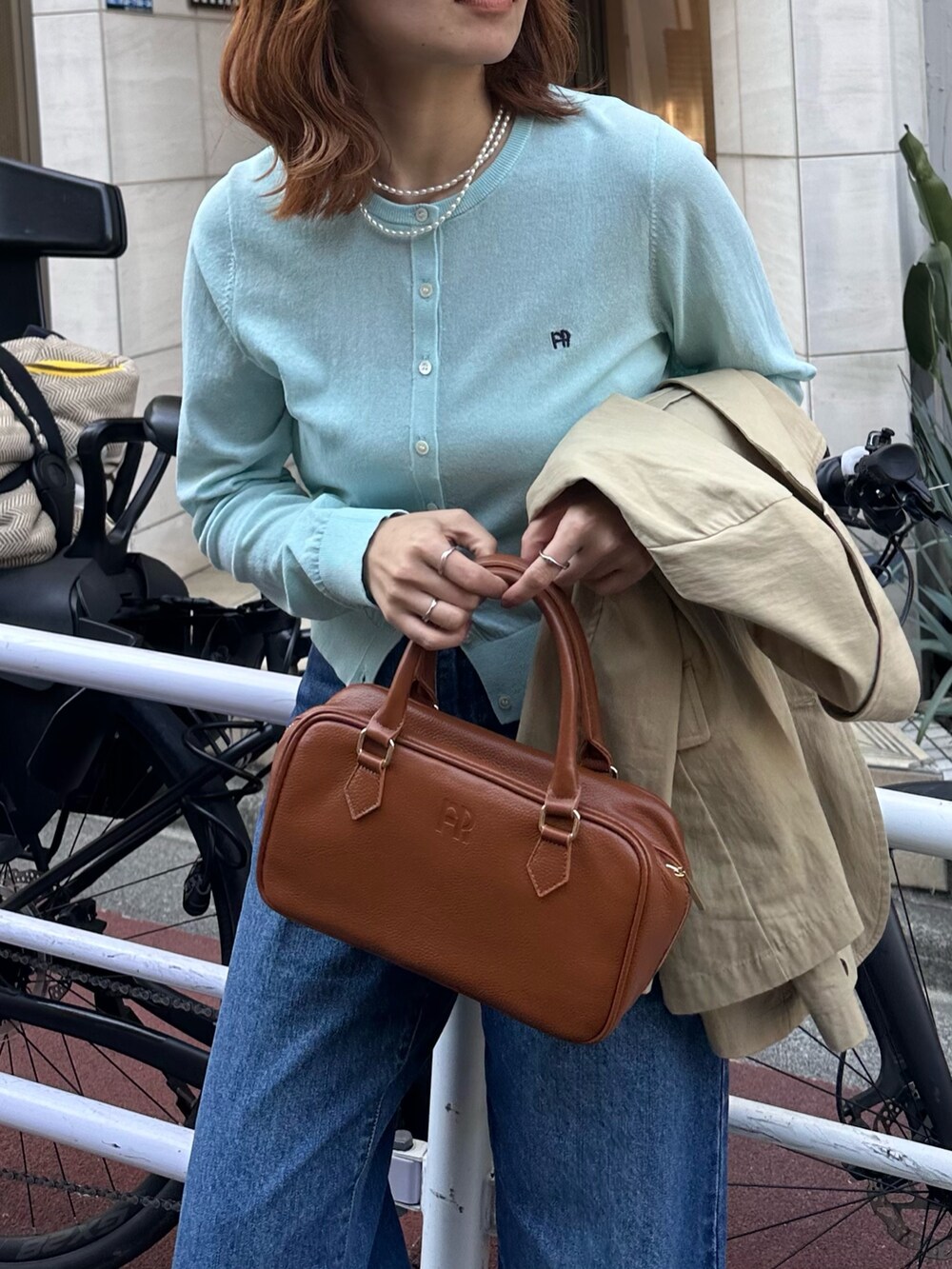 「ジャケット、ジャケットスタイル、ジャケットコーデ、ジャケット/アウター、カーディガンコーデ、カーディガン、シアーカーディガン、シアートップス、ブルーカーディガン、ブルーコーデ、ワントーンコーデ、ワントーンコーディネート、デニムパンツ、デニムパンツスタイル、ボストンバッグ」｜「fredy emueのFR刺繍ベーシックサマーカーディガン（カーディガン/ボレロ、グリーン系）」を使った、そらさん（レディース・160cm）の春コーディネートの6枚目の写真