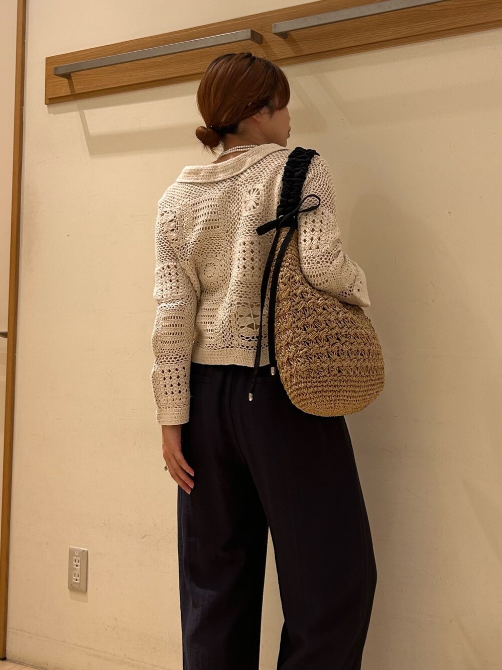 ブルー系のその他パンツ、ブラック系のサンダル、ホワイト系のタンクトップを着用したレディースの春コーディネートの5枚目の写真