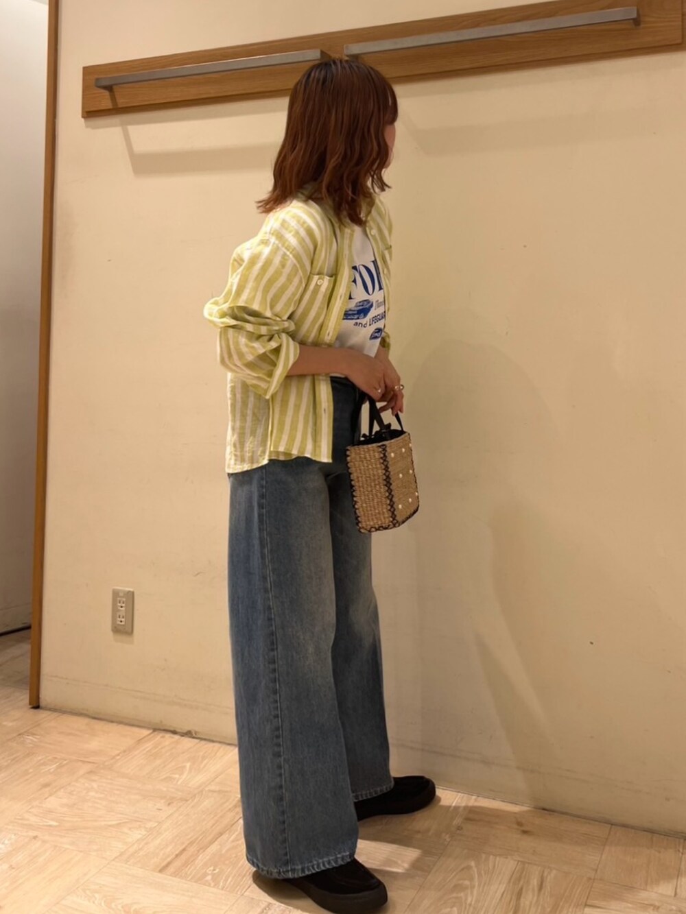 ブルー系のデニムパンツ、イエロー系のシャツ/ブラウス、ホワイト系のTシャツ/カットソーを着用したレディースの春コーディネートの5枚目の写真