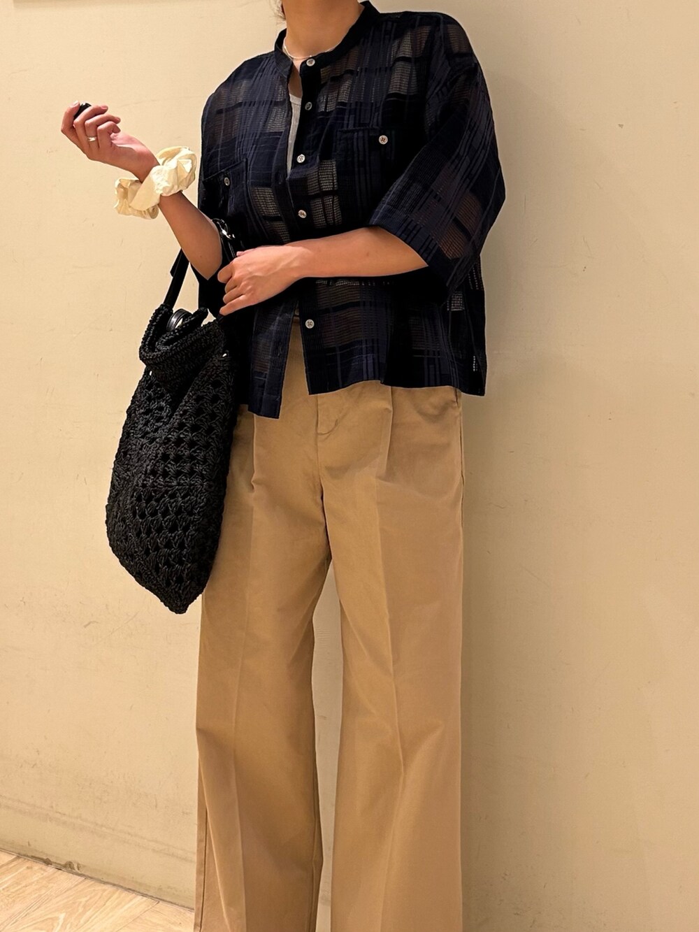 ブルー系のシャツ/ブラウス、ホワイト系のTシャツ/カットソー、ベージュ系のチノパンツを着用したレディースの夏コーディネートの5枚目の写真