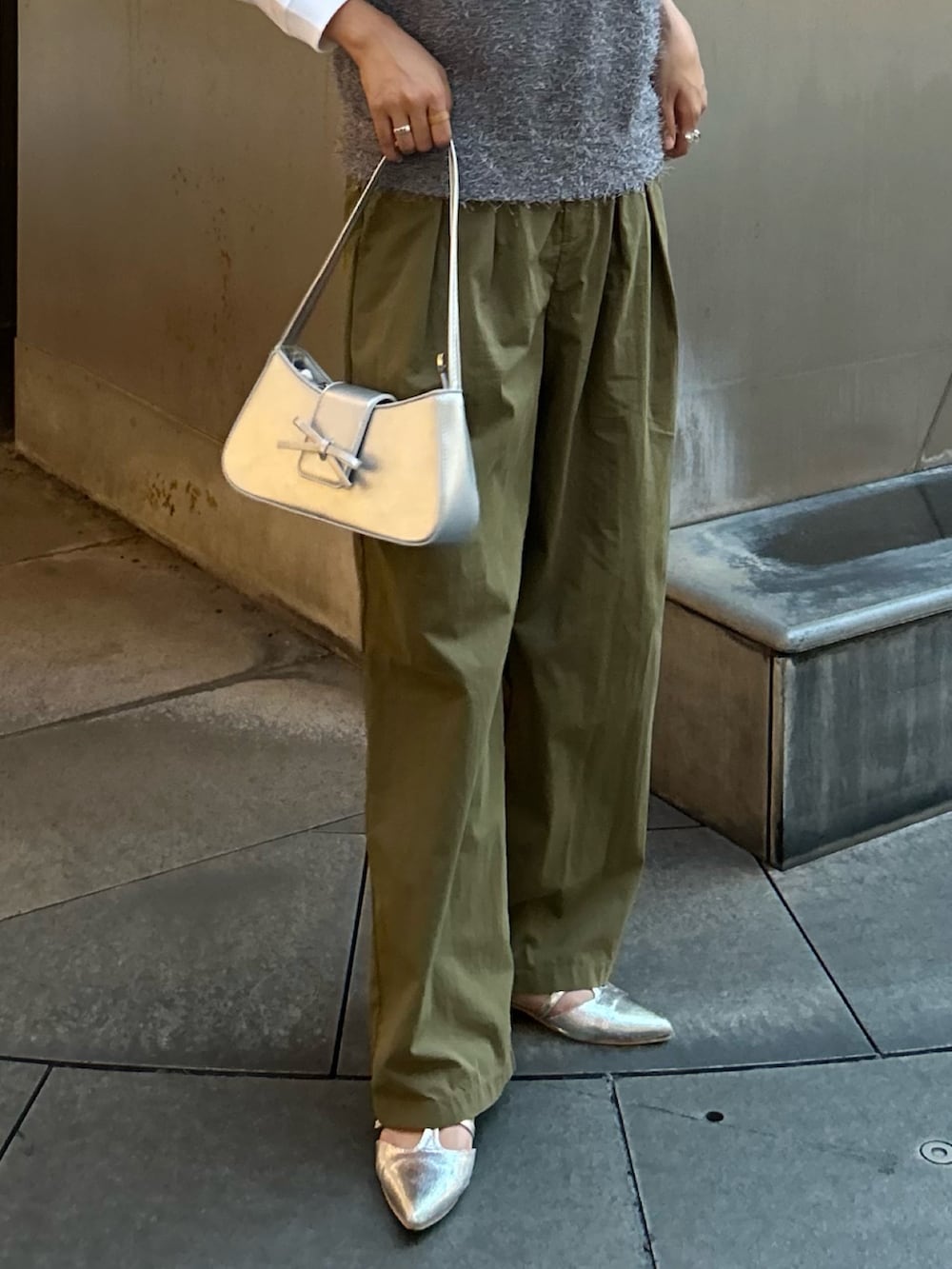 グリーン系のその他パンツ、グレー系のベスト、シルバー系のハンドバッグを着用したレディースの秋コーディネートの4枚目の写真