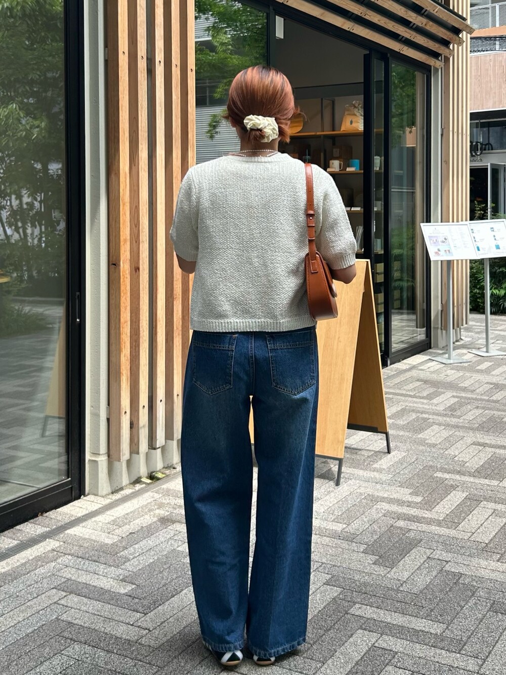 ブルー系のデニムパンツ、ホワイト系のカーディガン/ボレロ、ホワイト系のTシャツ/カットソーを着用したレディースの夏コーディネートの3枚目の写真